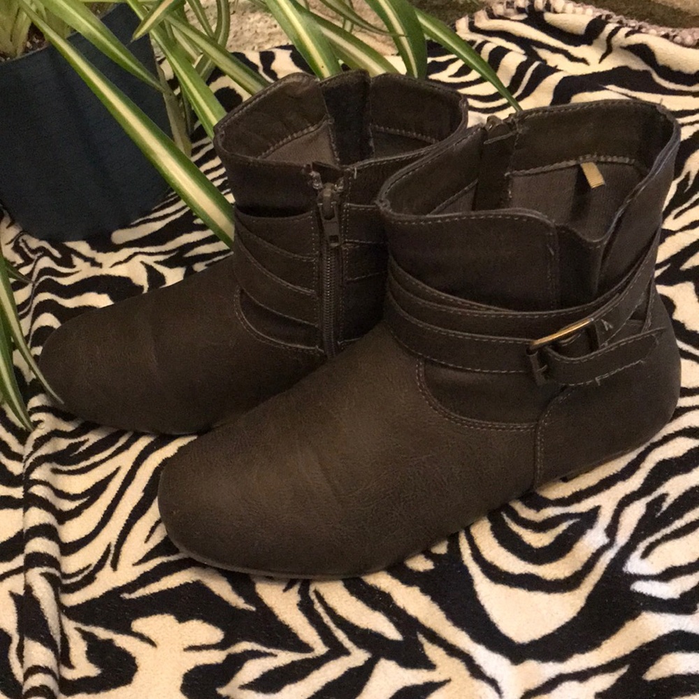 ✨3 for 15 - Ardene Comfort Foam booties, size 6